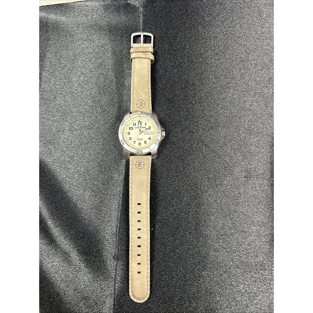 Timex Expedition Men's Traditional watch with a cream dial leather strap